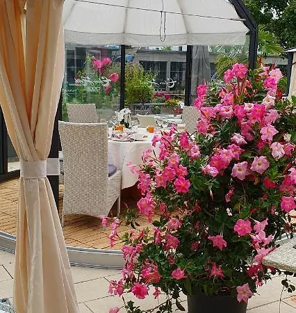 Eden فندق 3*